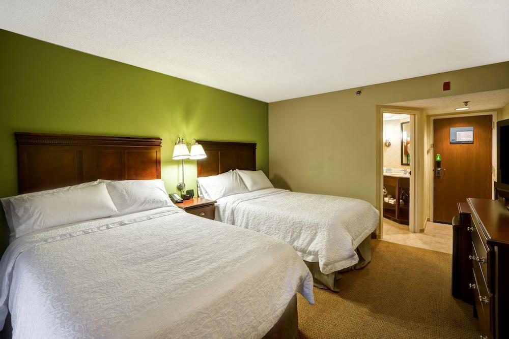 Hampton Inn Моргантаун Экстерьер фото