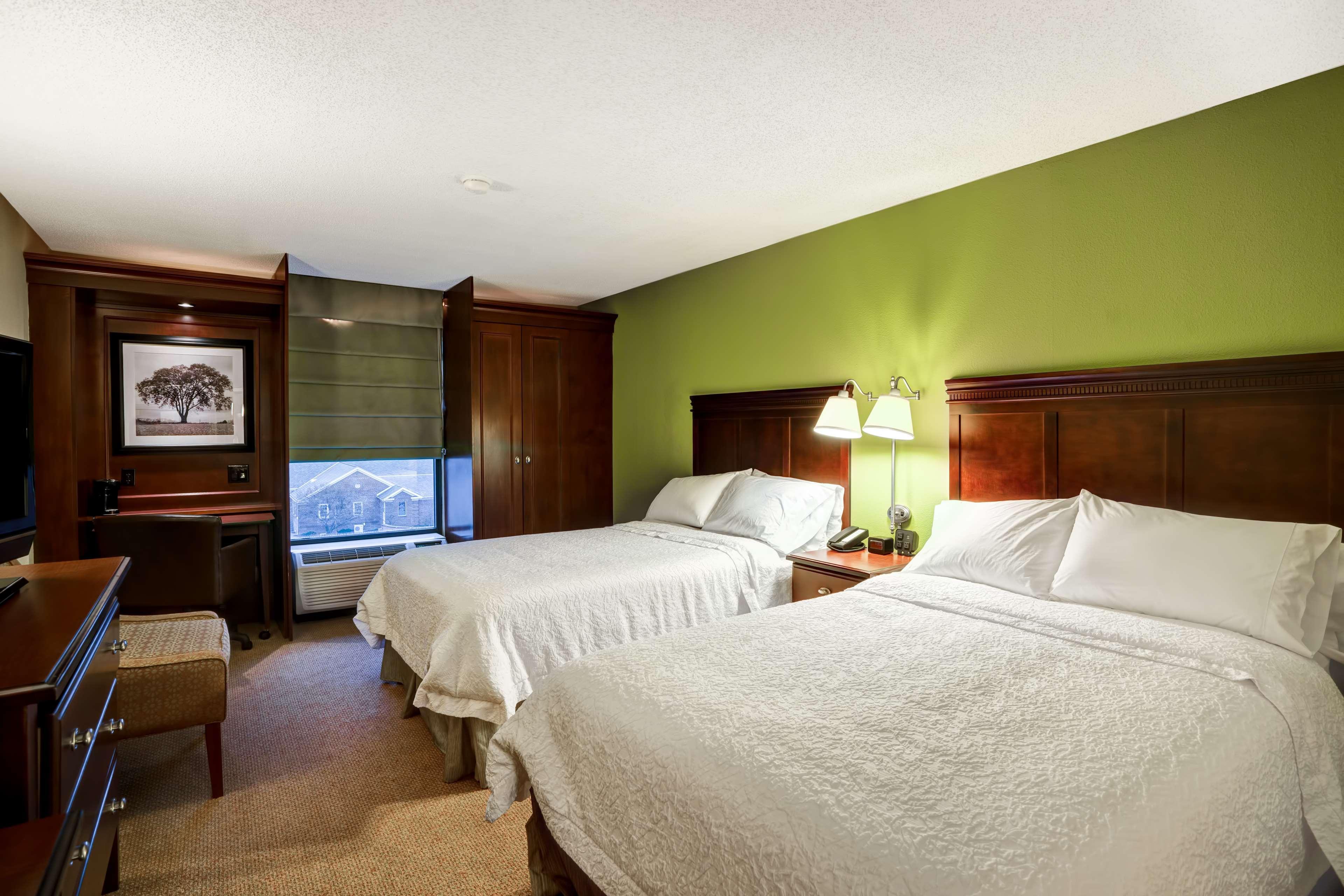 Hampton Inn Моргантаун Экстерьер фото