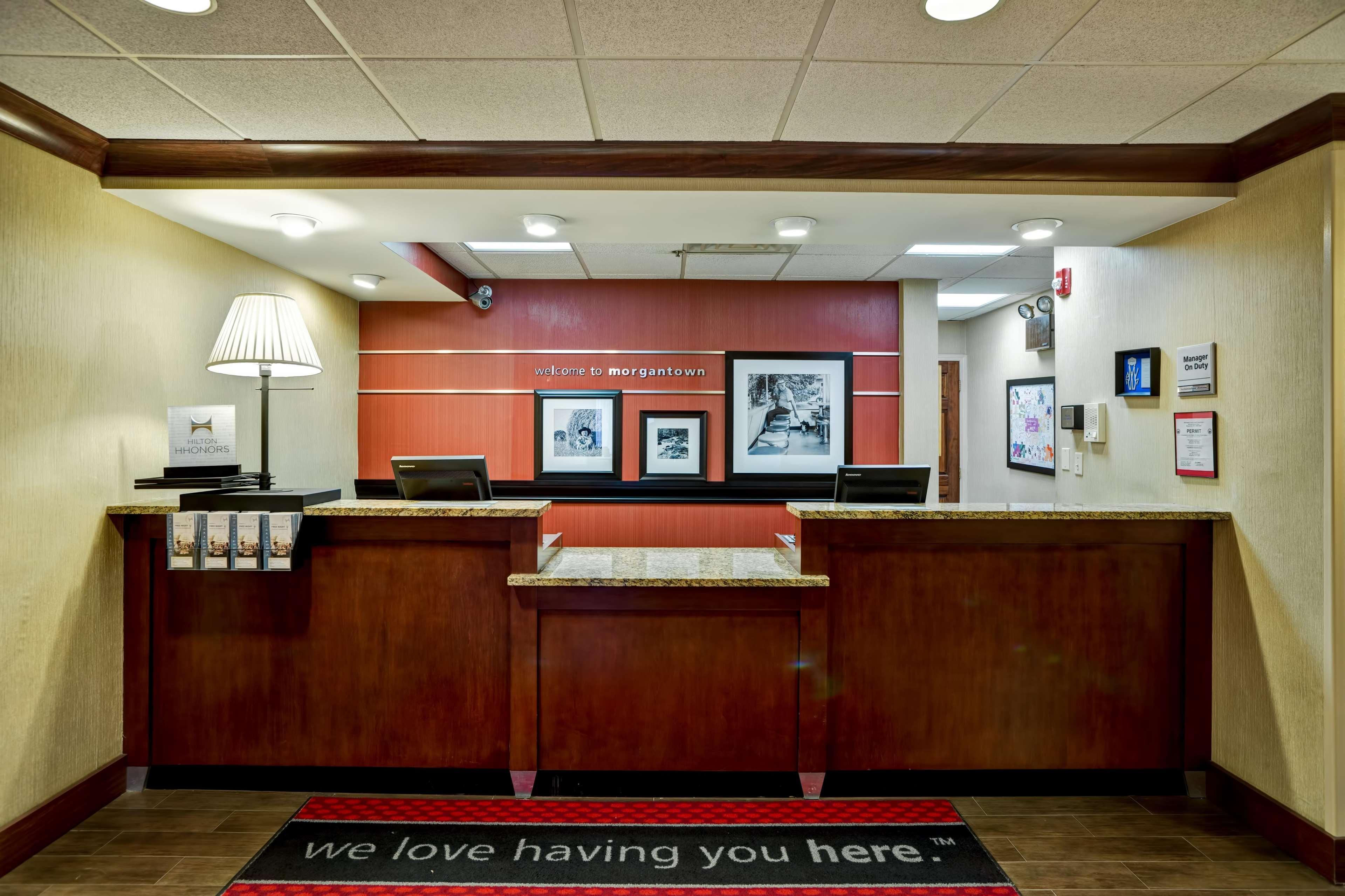 Hampton Inn Моргантаун Экстерьер фото