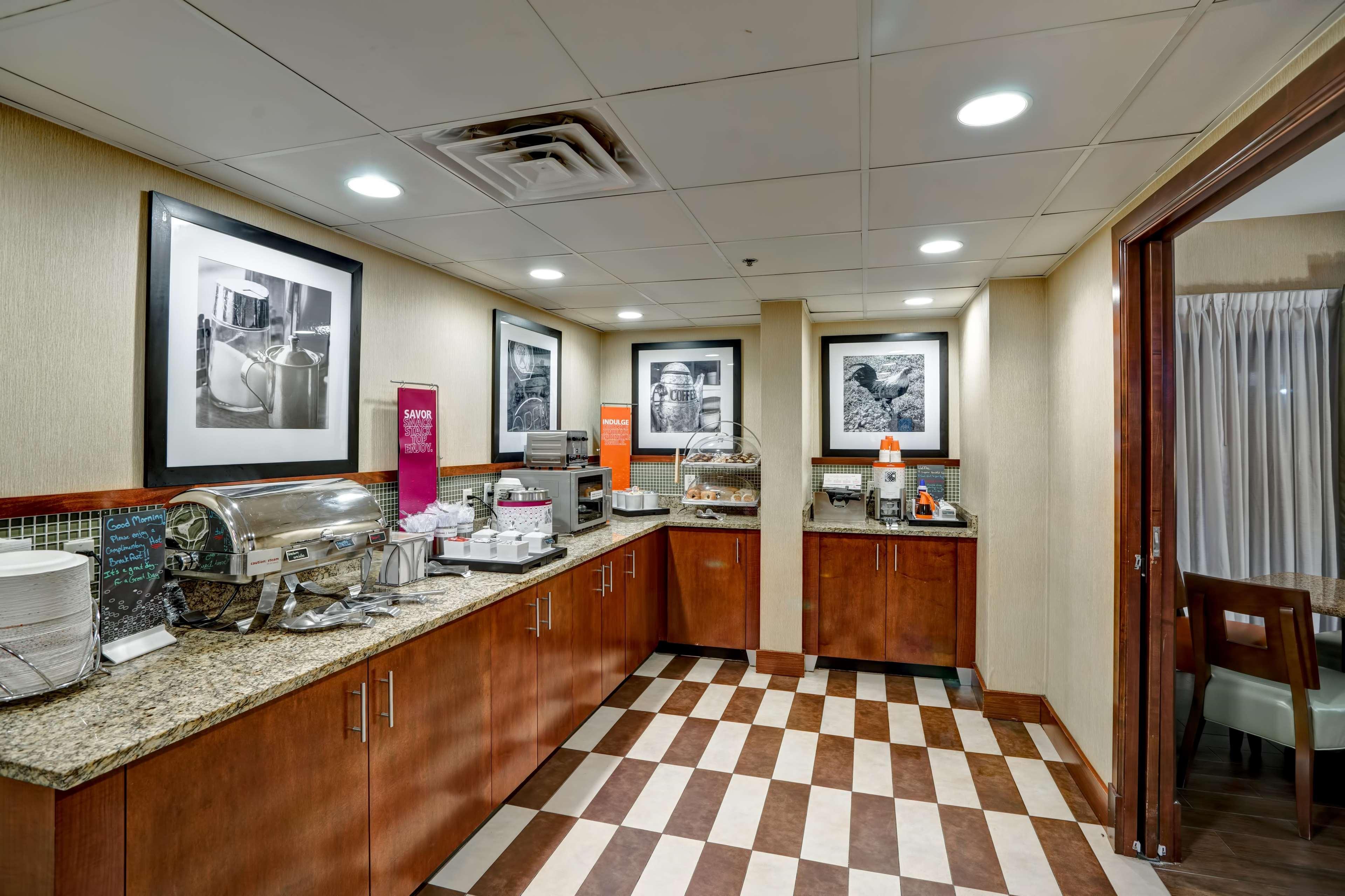 Hampton Inn Моргантаун Экстерьер фото