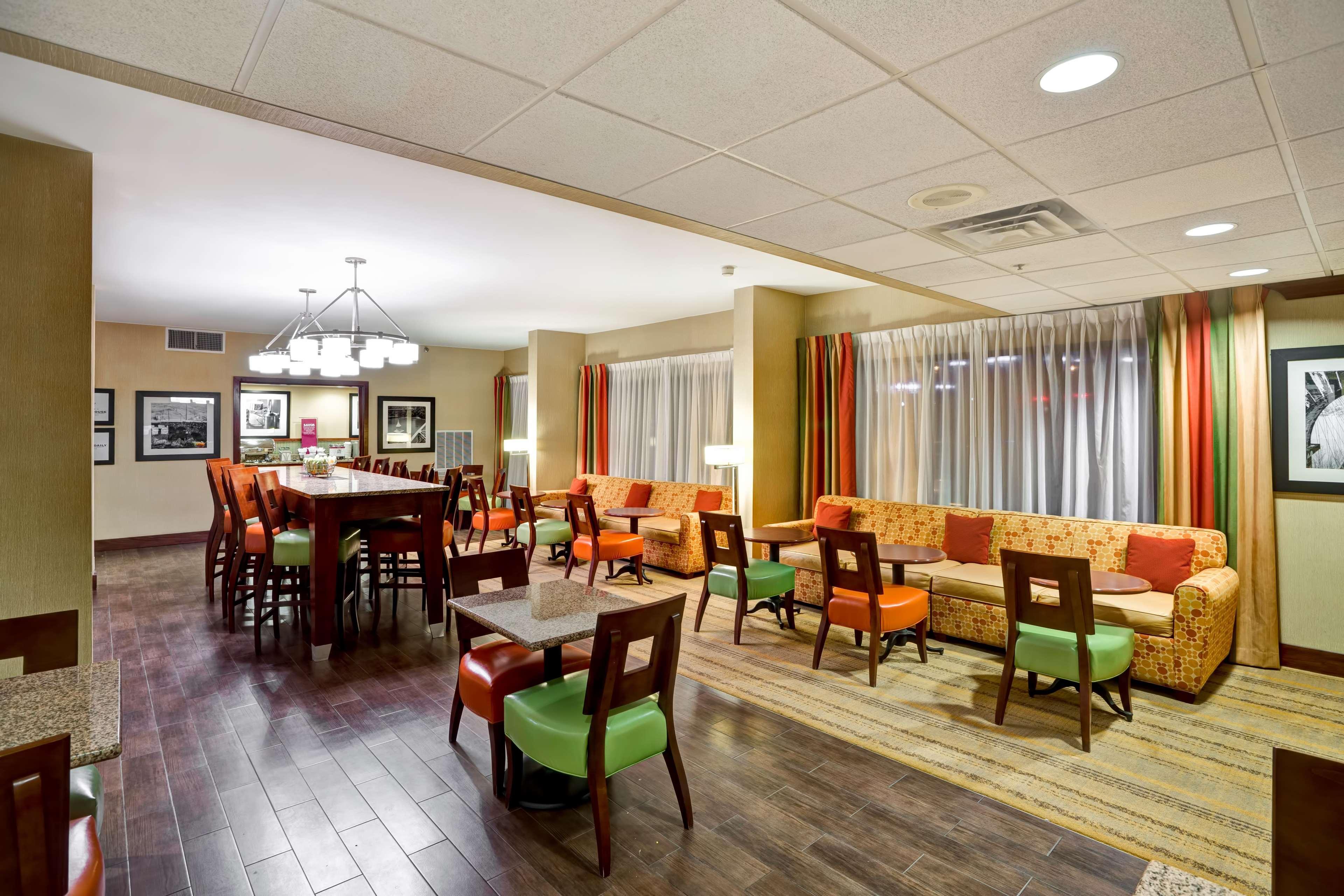 Hampton Inn Моргантаун Экстерьер фото