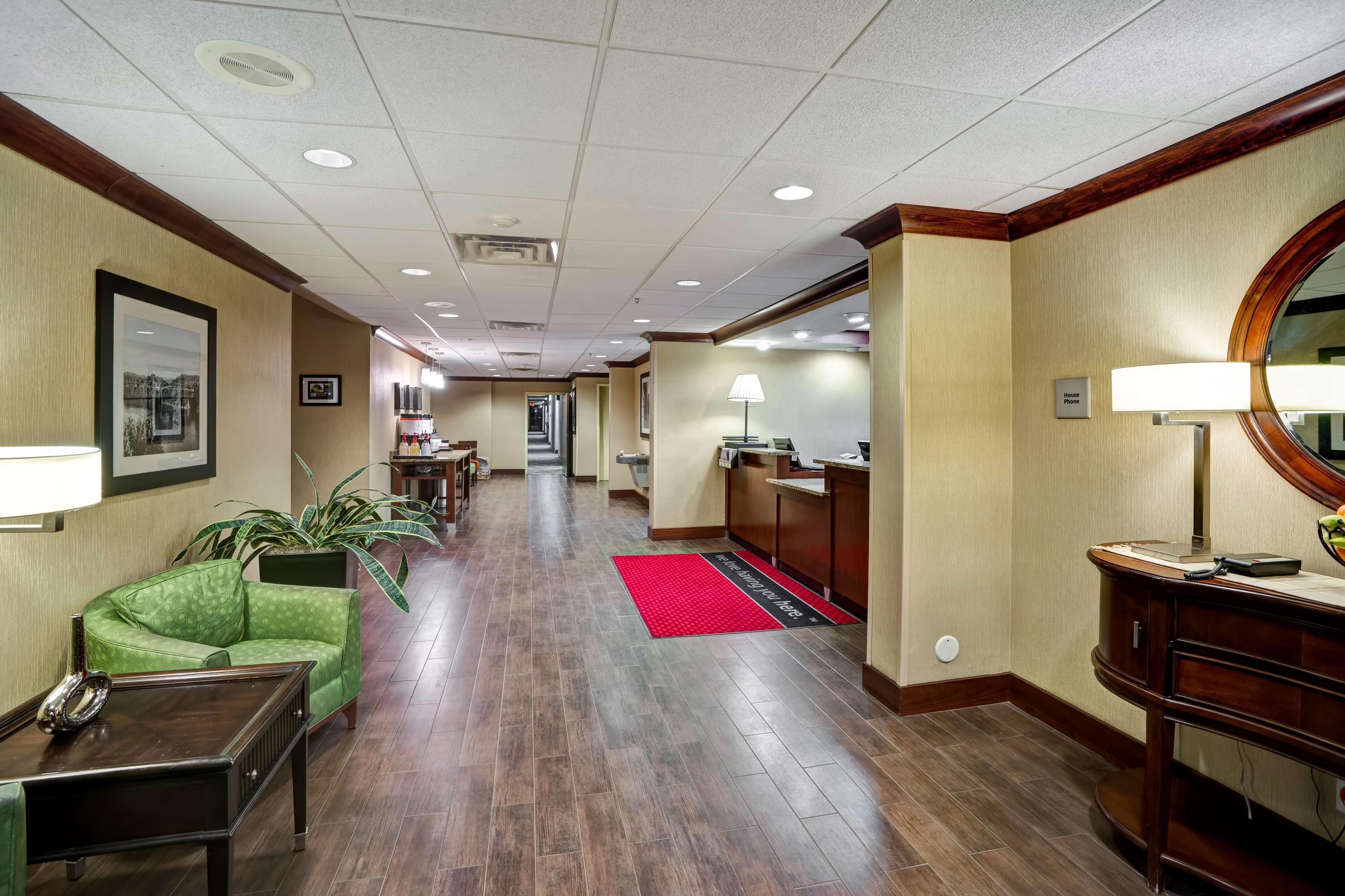 Hampton Inn Моргантаун Экстерьер фото