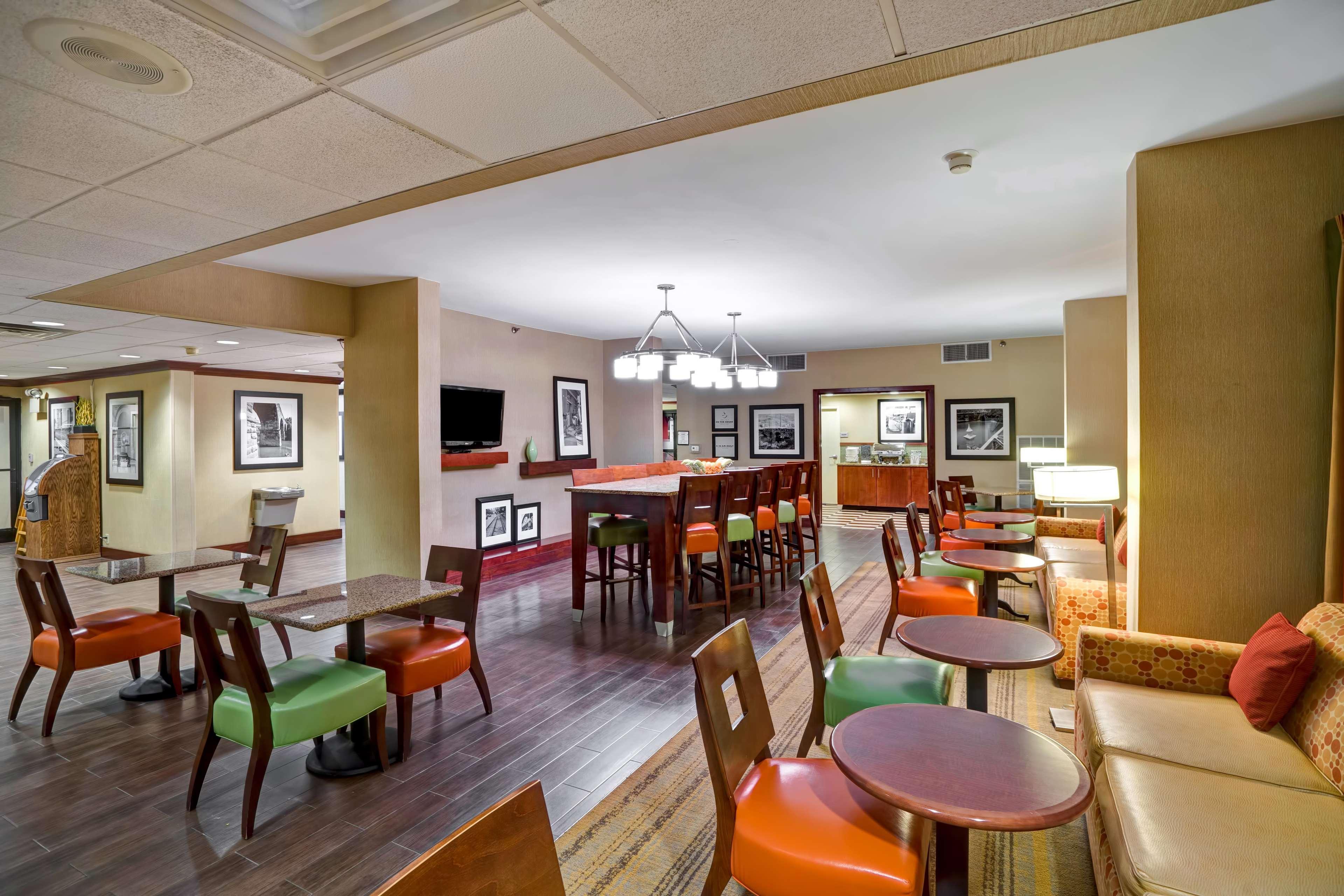 Hampton Inn Моргантаун Экстерьер фото