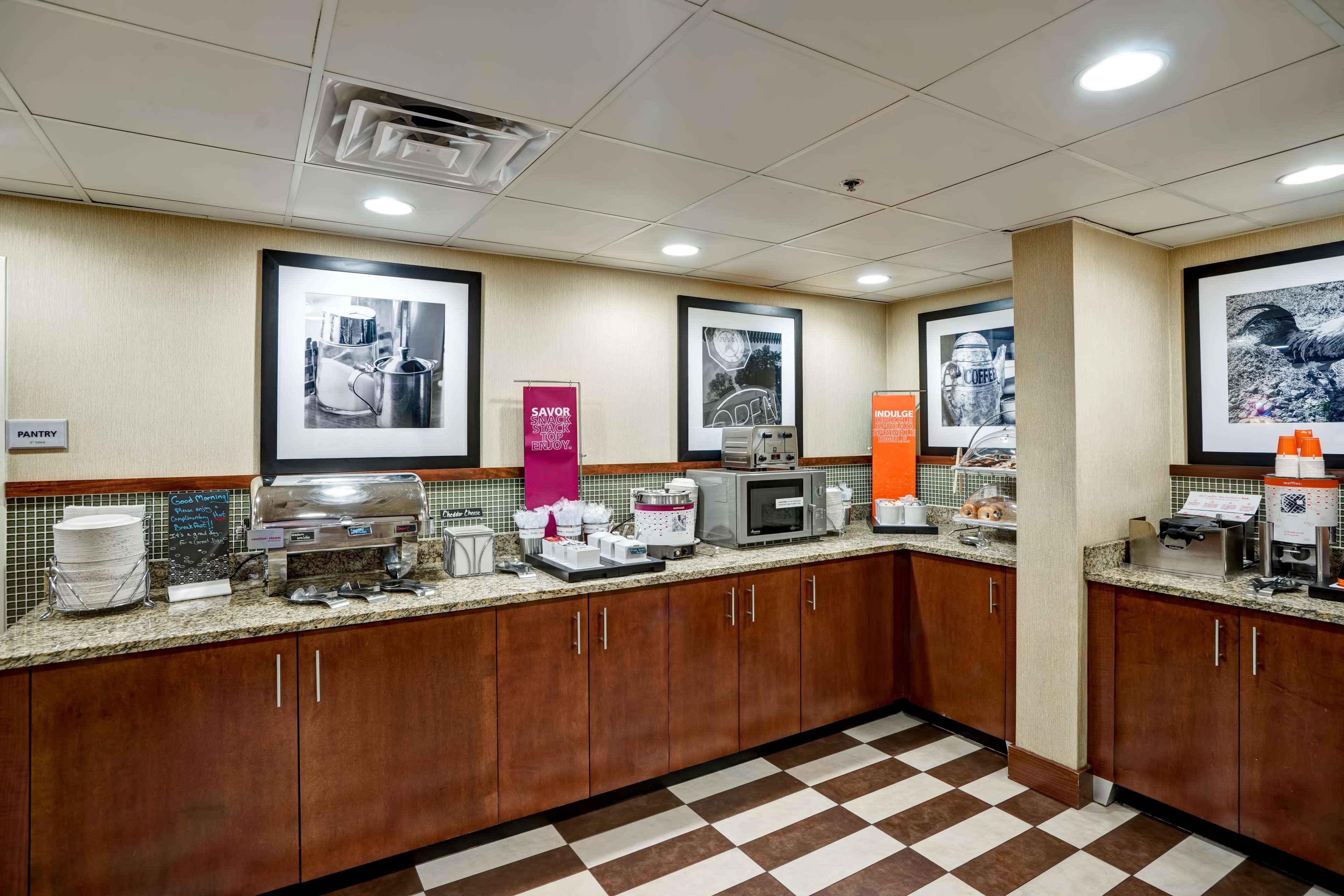 Hampton Inn Моргантаун Экстерьер фото