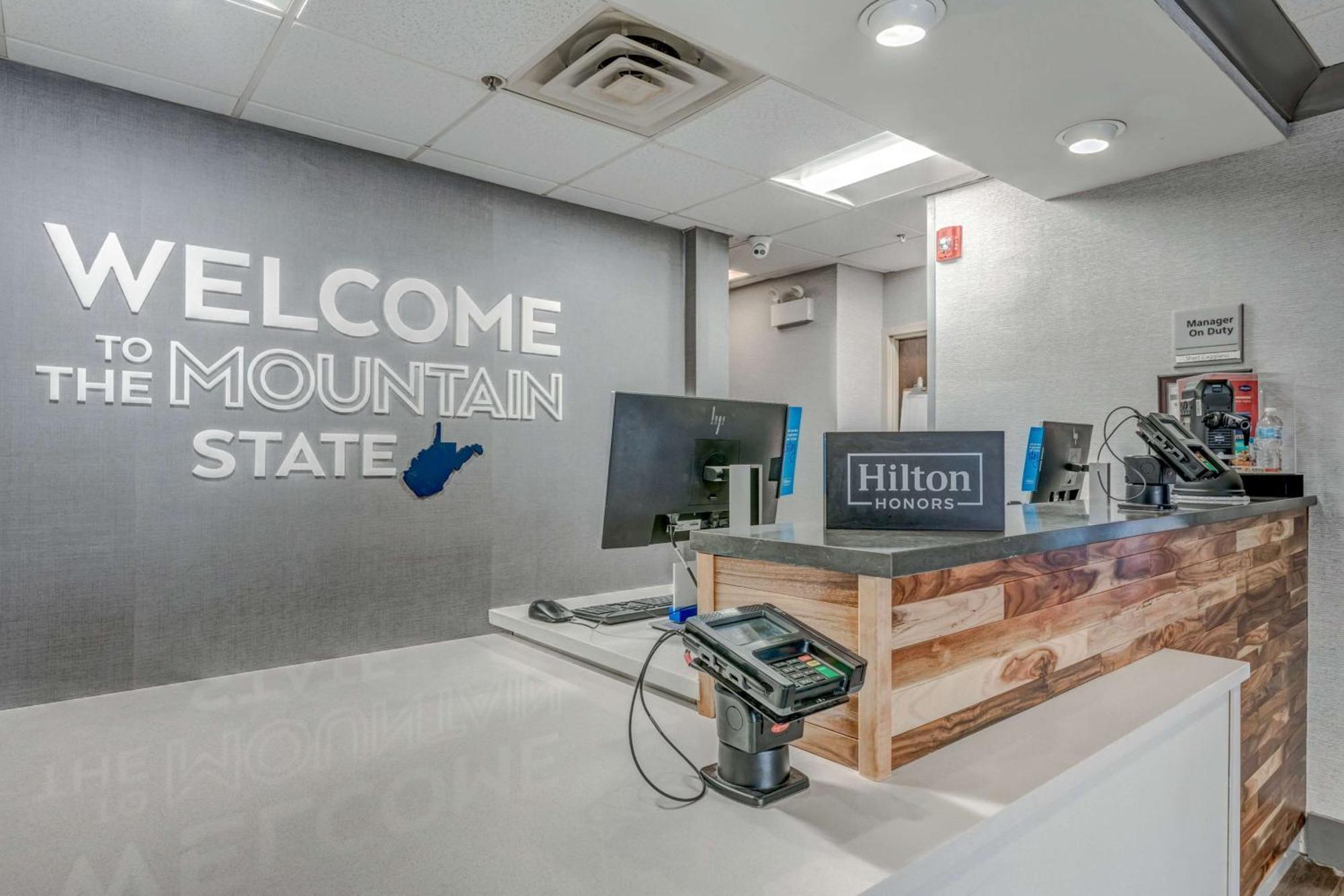 Hampton Inn Моргантаун Экстерьер фото