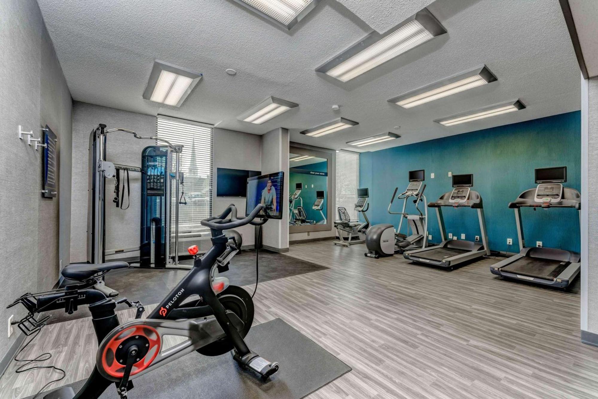 Hampton Inn Моргантаун Экстерьер фото