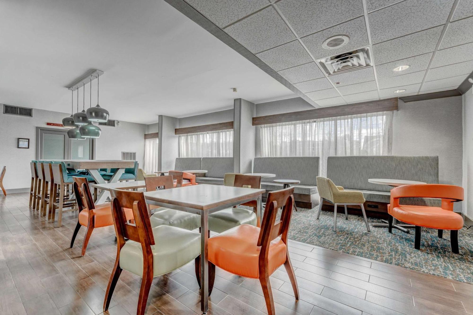 Hampton Inn Моргантаун Экстерьер фото