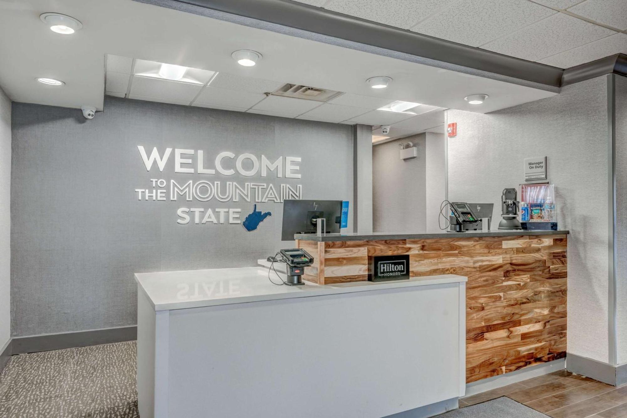 Hampton Inn Моргантаун Экстерьер фото